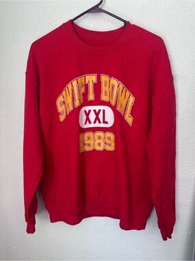 The Shop Forward Women’s Large Crewneck Sweatshirt Swift Football Red Bowl 1989
